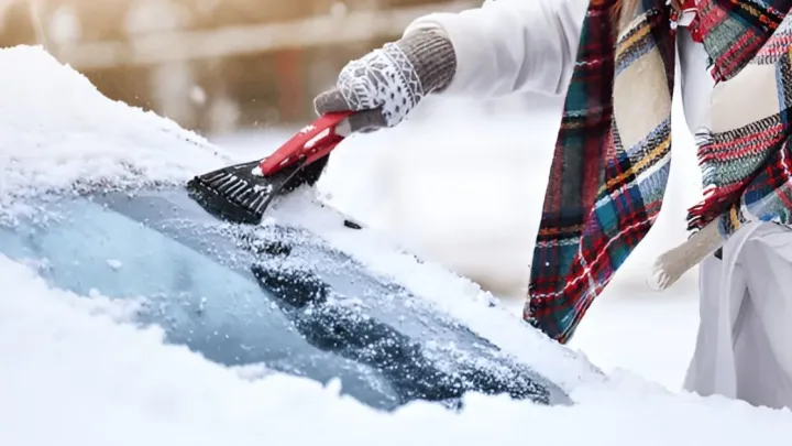 What is the Best Way to Clean the Car Windshield: Video Tips